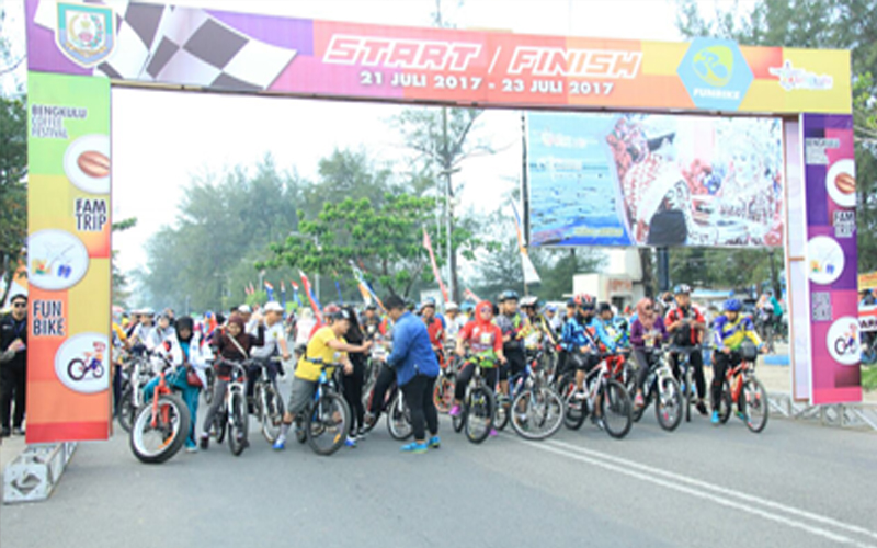 Pelepasan Fun Bike sebagai salah satu rangkaian Even Festivall Bumi Raflesia II
