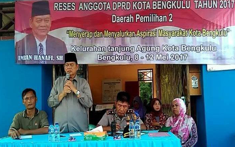 Imran Hanafi, anggota Dewan Perwakilan Rakyat (DPRD) Kota Bengkulu, Dapil II saat menjalin asmara di Kecamatan Sungai Serut