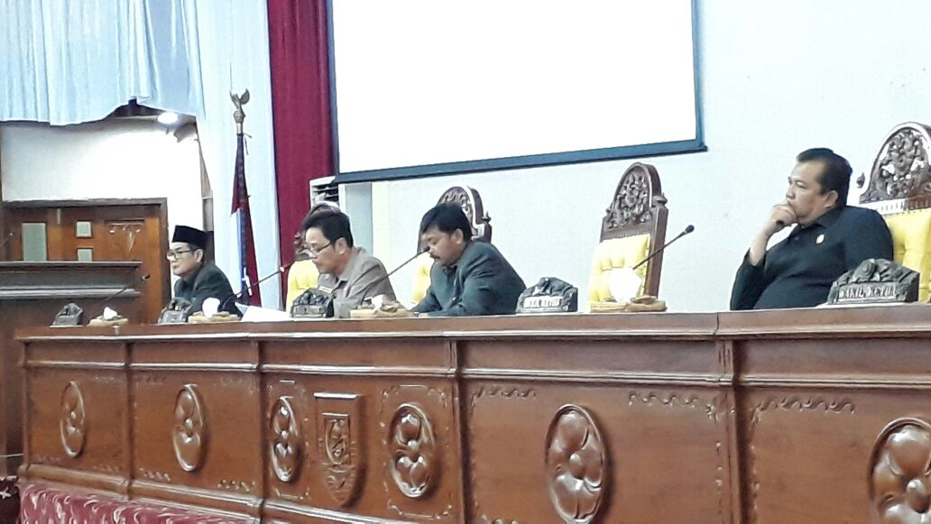 Plt Sekda Gotri Suyanto bersama pimpinan paripurna