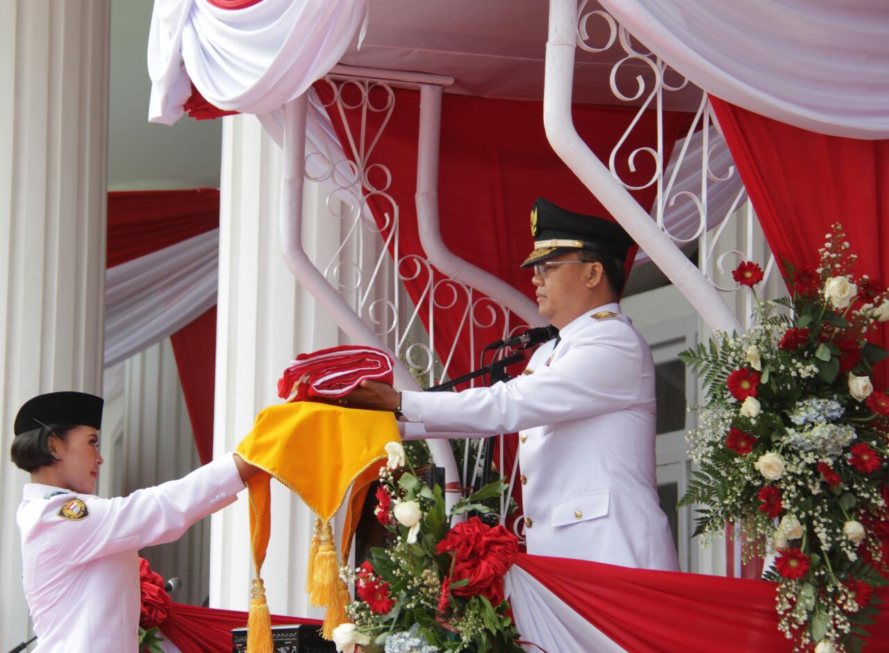 Penyerahan Sang Saka Merah Putih pada Upacara Peringatan 72 Tahun Indonesia Merdeka di Provinsi Bengkulu.