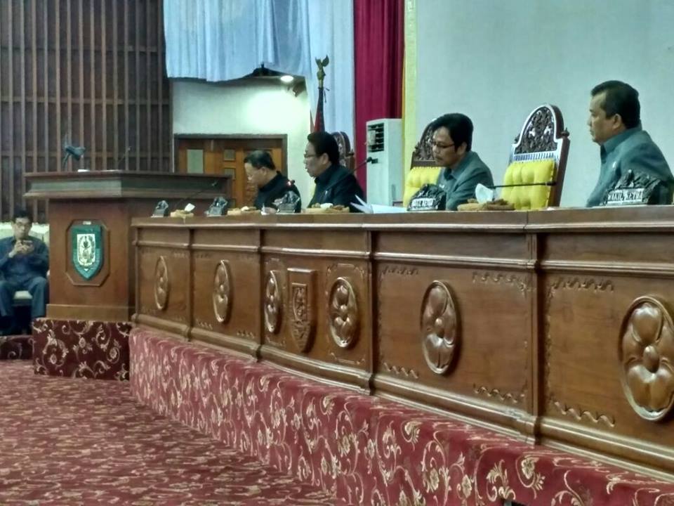 Pimpinan rapat paripurna bersama Plt Gubernur Bengkulu