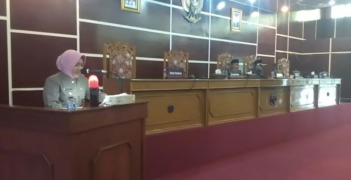 Wakil Walikota Bengkulu Patriana Sosialinda dalam rapat paripurna