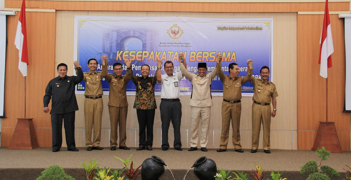 Penandatanganan SK serah terima PNS lulusan IPDN angkatan XXIII dari Kemendagri RI kepada Pemerintah Provinsi II