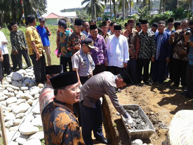 Peletakan batu pertama pembangunan masjid al-Muhajirin, Desa Pasar Pino, kec. Pino Raya, Kab. Bengkulu selatan