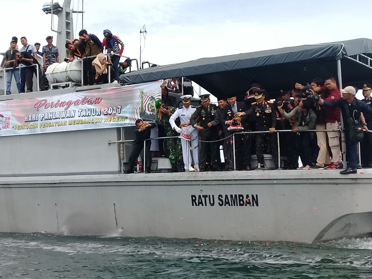 Peringatan Hari Pahlawan-Tabur Bunga di Pelabuhan Puau Baai