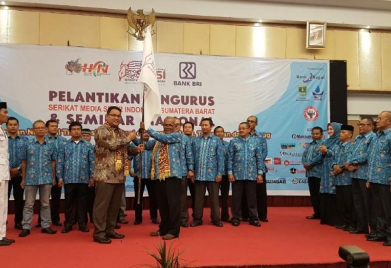 Ketum SMSI Pusat Teguh Santosa melantik pengurus SMSI Sumbar