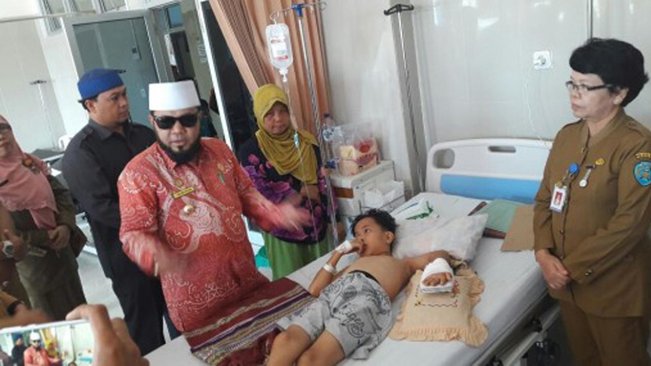Walikota Helmi Hasan mengunjungi Rizki Ramadani (9) di salah satu ruang bangsal di RSUD kota Bengkulu