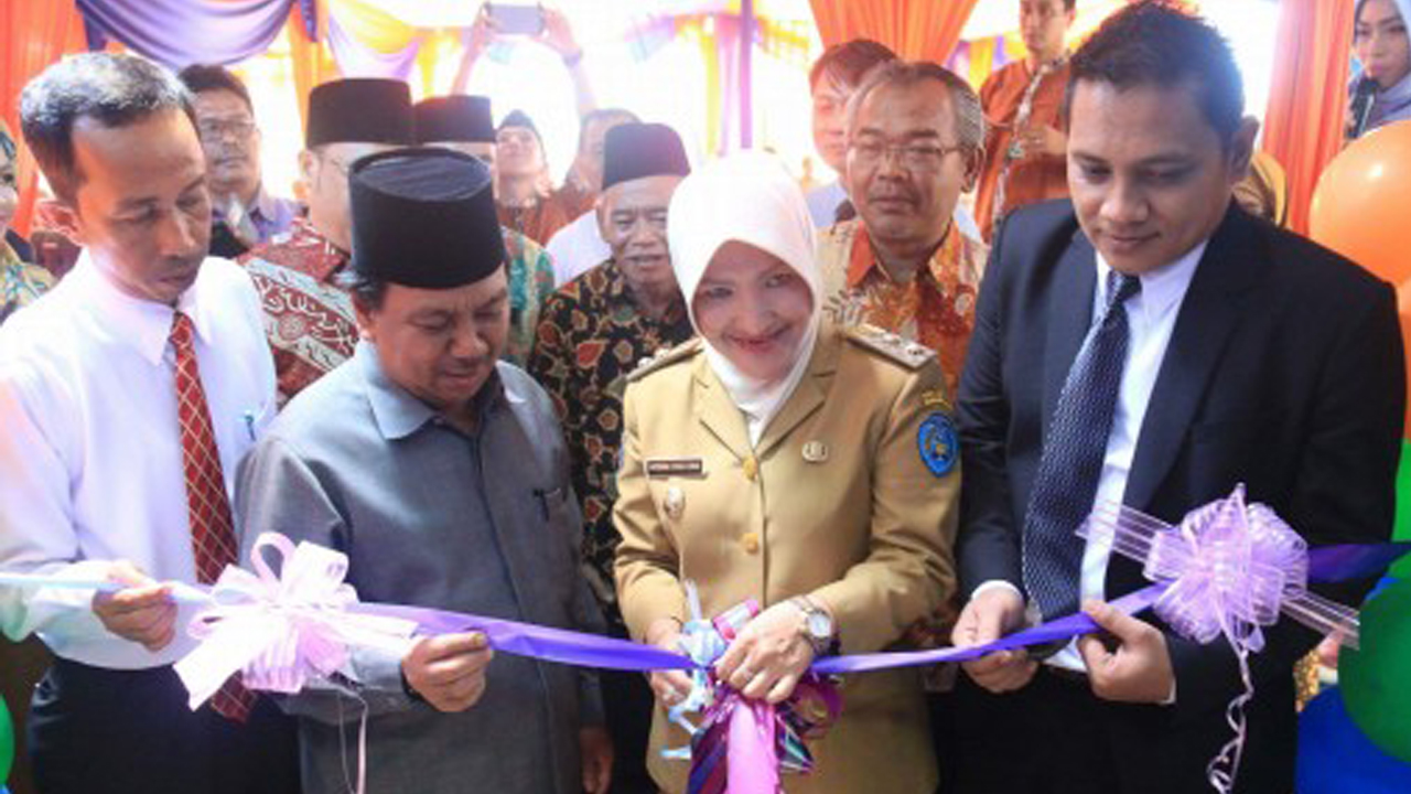 Wakil Walikota Bengkulu, Patriana Sosialinda meresmikan kehadiran Bank Perkreditan Rakyat Syariah (BPRS) Adam