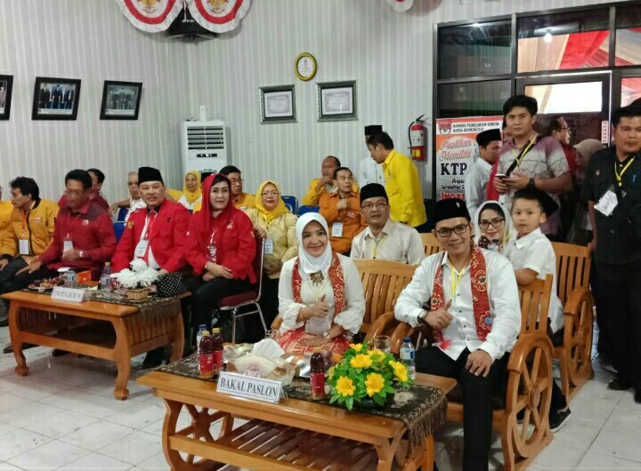 Bakal Calon wali kota dan wakil, Patriana - Mirza mendaftar ke KPU Kota Bengkulu
