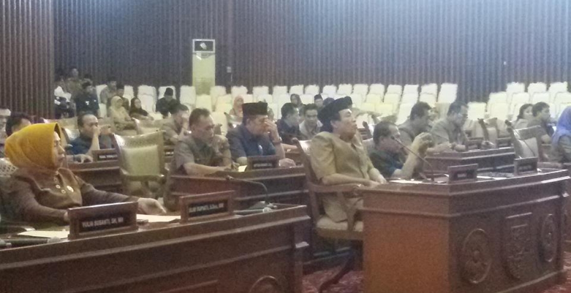 Anggota DPRD Provinsi Bengkulu mengikuti rapat paripurna, Selasa (1/8/2017)