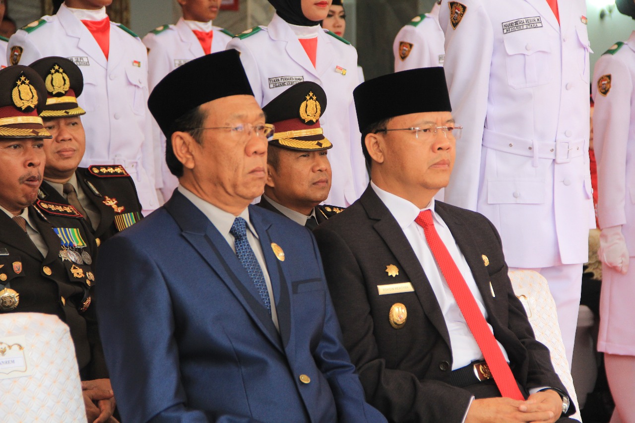 Plt. Gubernur bersama Ketua DPRD pada Prosesi Upacara Penurunan Bendera Merah Putih, di Lapangan Balai Semarak Raya Bengkulu.