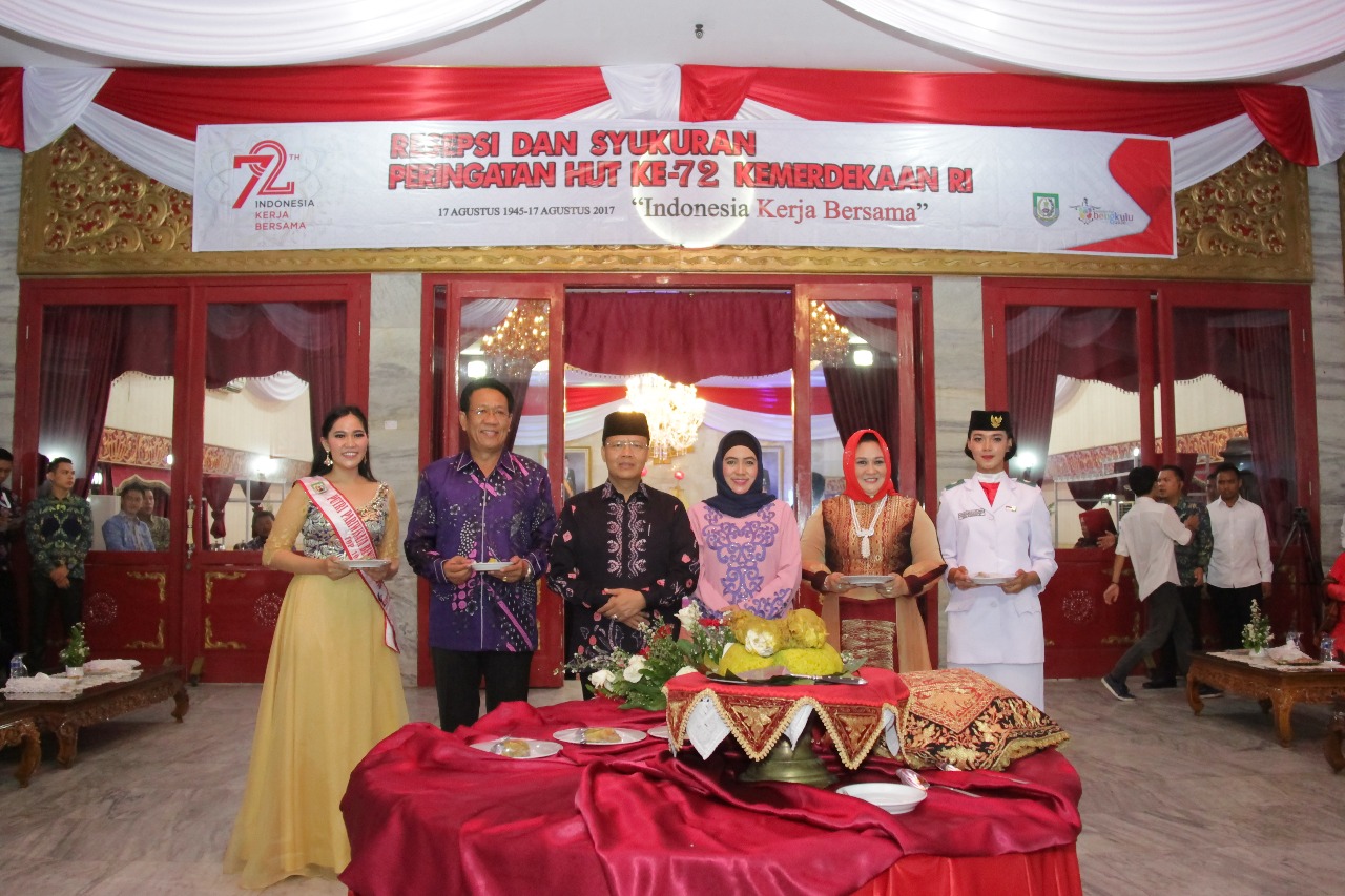  Foto Bersama, Plt. Gubernur Bersama Ketua DPRD pada Malam Resepsi dan Syukuran HUT RI ke 72, di Balai Raya Semarak Begkulu.