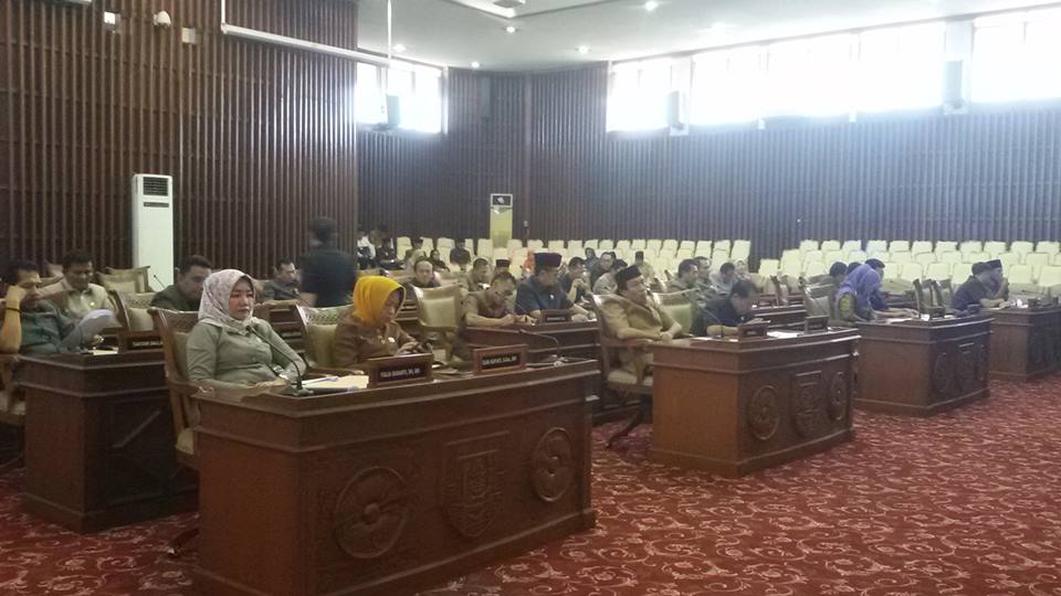 Anggota DPRD Provinsi Bengkulu mengikuti rangkaian rapat paripurna