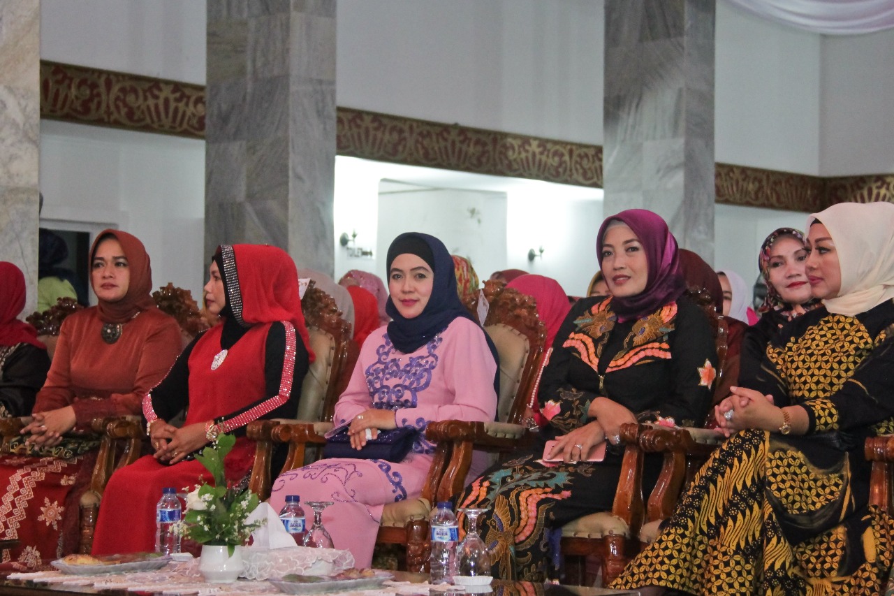  Ibu Plt. Gubernur Bengkulu (tengah) saat bersama tamu undangan pada Malam Resepsi dan Syukuran HUT RI ke 72, di Balai Raya Semarak Begkulu.