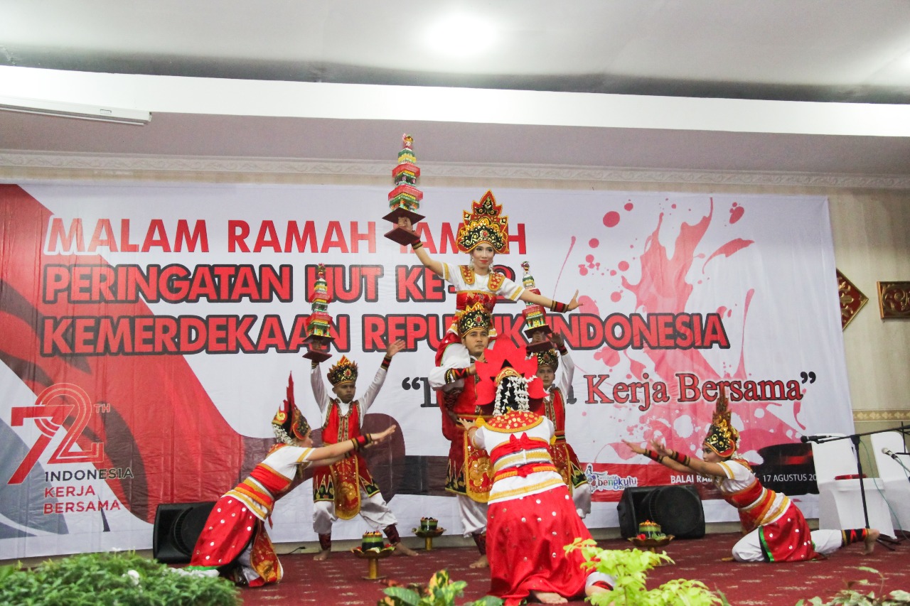 Penampilan Seni Tari pada Malam Resepsi dan Syukuran Peringatan HUT RI ke 72, di Balai Raya Semarak Begkulu.