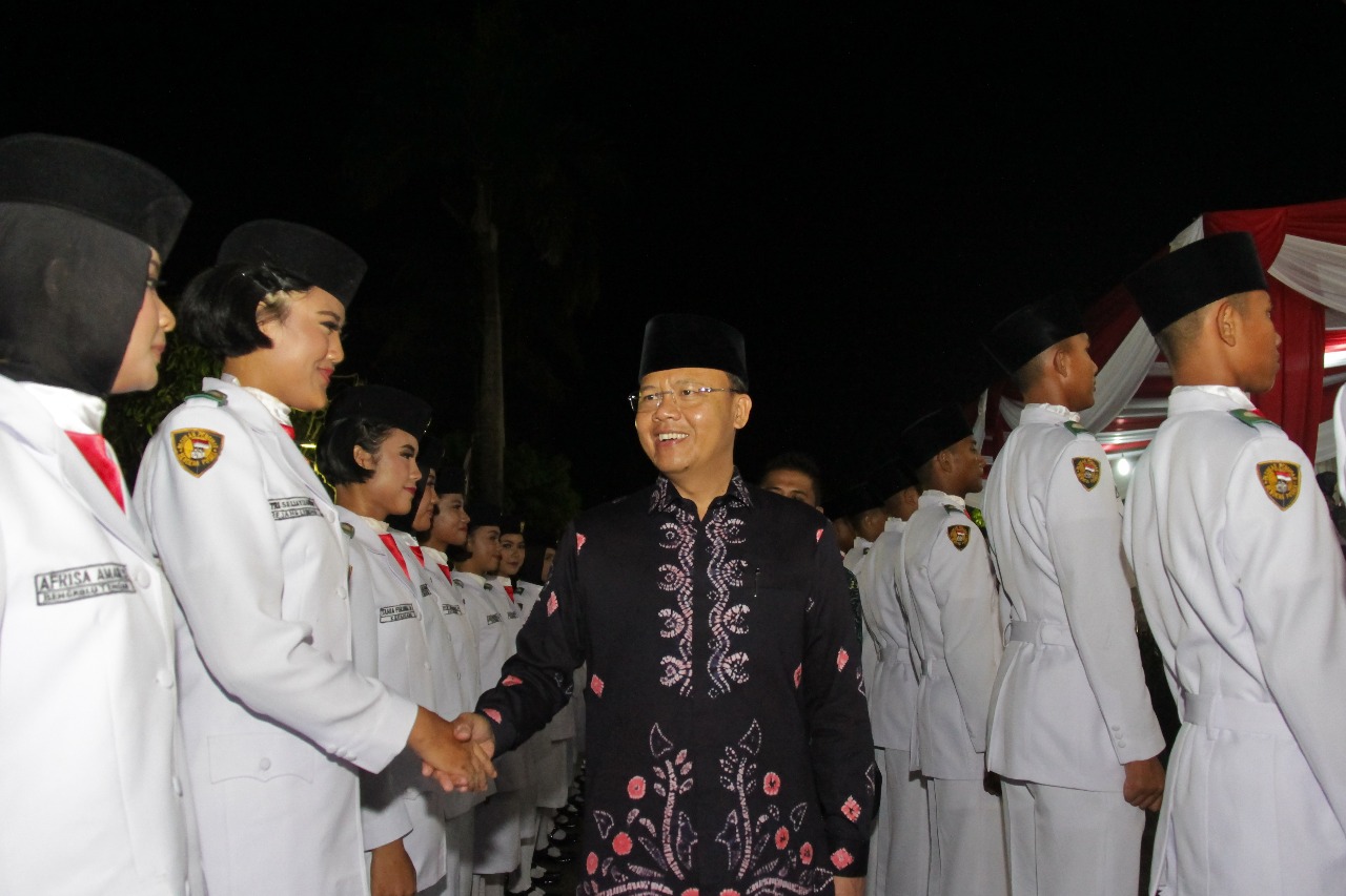 Plt. Gubernur Bengkulu saat menyapa tim Paskibraka pada Malam Resepsi dan Syukuran HUT RI ke 72, di Balai Raya Semarak Begkulu.