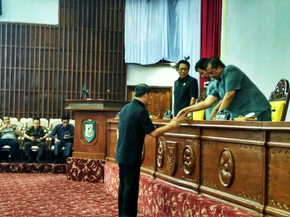 Plt Gubernur Bengkulu Rohidin Mersyah usai menyampaikan pendapatnya dihadapan peserta paripurna