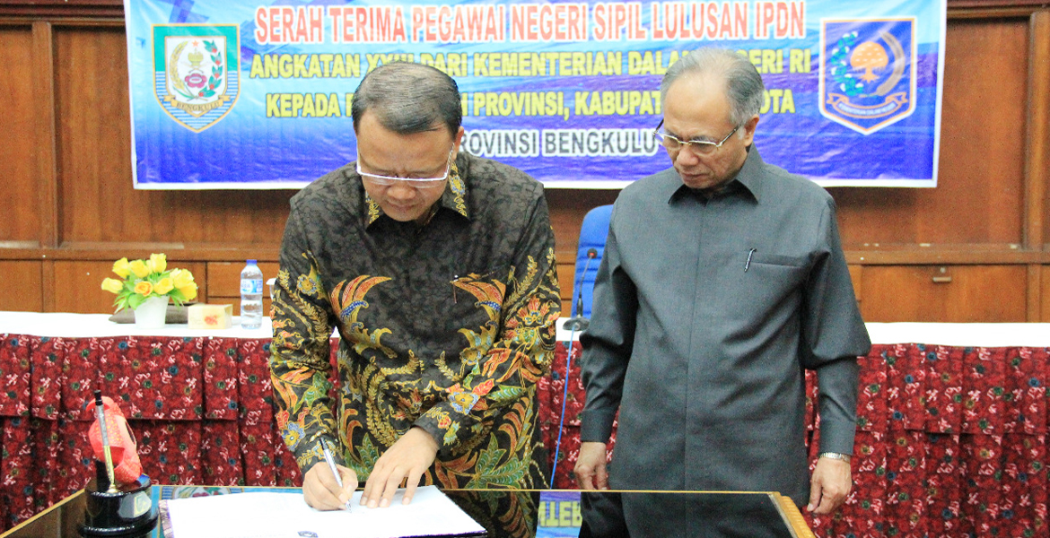 Plt Gubernur Rohidin Mersyah Penandatanganan SK serah terima PNS lulusan IPDN angkatan XXIII dari Kemendagri RI kepada Pemerintah Provinsi