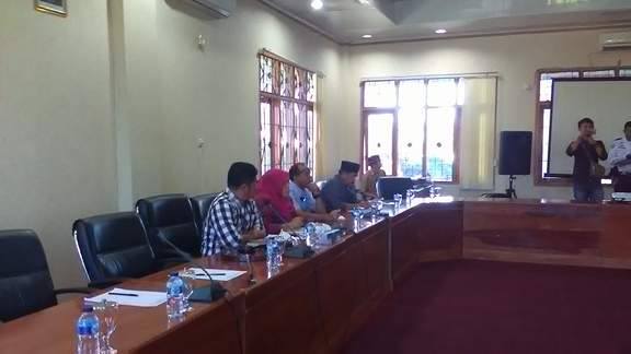 Nampak peserta hearing sedang menyampaikan aspirasinya