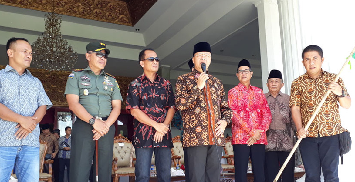 Plt Gubernur memberikan sambutan saat melepas arak-arkan tabut tebuang