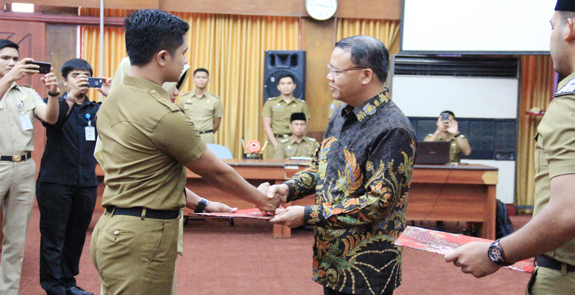 Serah terima SK kepada perwakilan lulusan IPDN angkatan XXIII oleh Plt. Gubernur Bengkulu Rohidin Mersyah