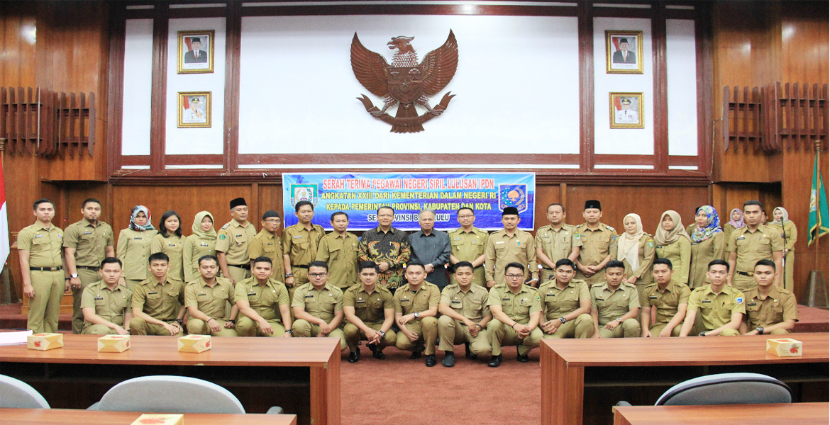 Foto bersama Plt. Gubernur Bengkulu Rohidin Mersyah bersama lulusan IPDN angkatan XXIII dan Kepala BKD se – Provinsi Bengkulu
