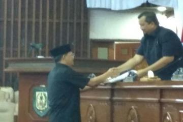 Plt Gubernur Bengkulu Rohidin Mersyah menyerahkan jawaban terhadap pandangan umum fraksi-fraksi atas LPj APBD 2016