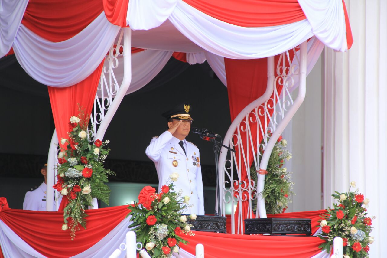 Plt. Gubernur saat memimpin Upacara Peringatan 72 Tahun Indonesia Merdeka di Provinsi Bengkulu .