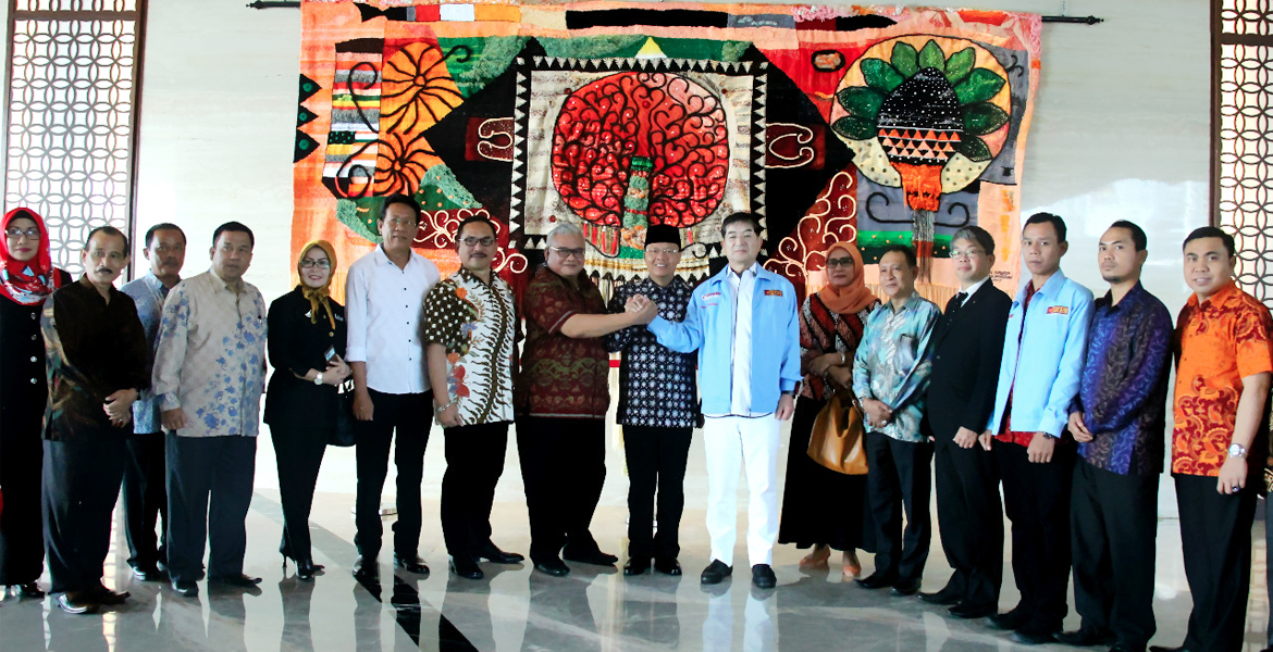 Foto bersama sesaat setelah pertemuan