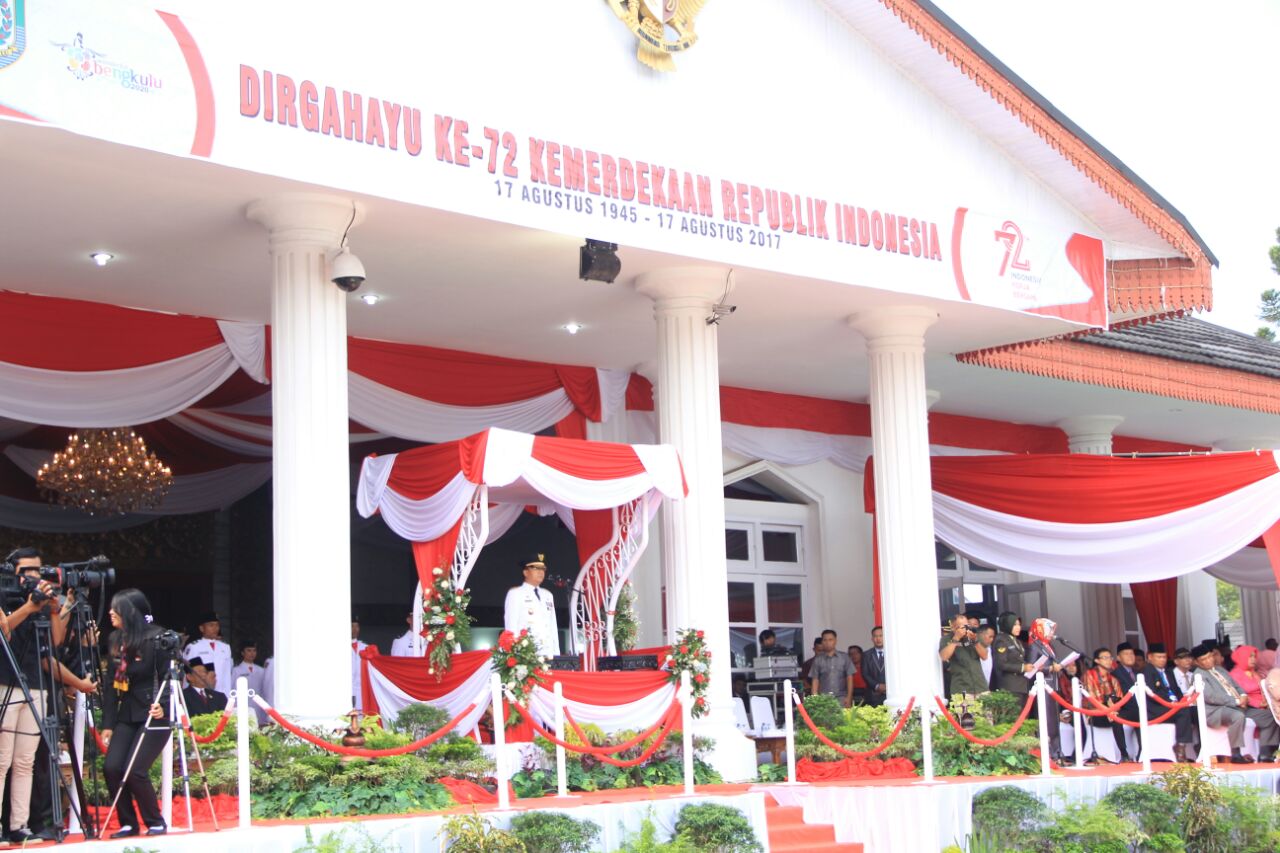 Plt. Gubernur saat memimpin Upacara Peringatan 72 Tahun Indonesia Merdeka di Provinsi Bengkulu.