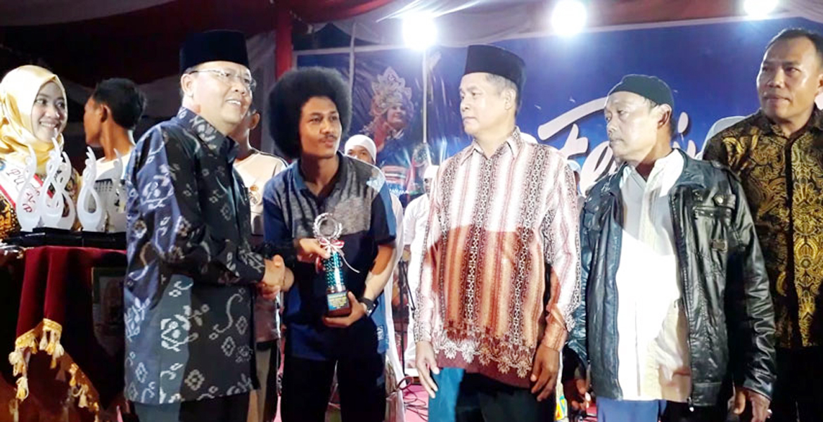Plt Gubernur Rohidin Mersyah memberikan penghargaan kepada pemenang lomba