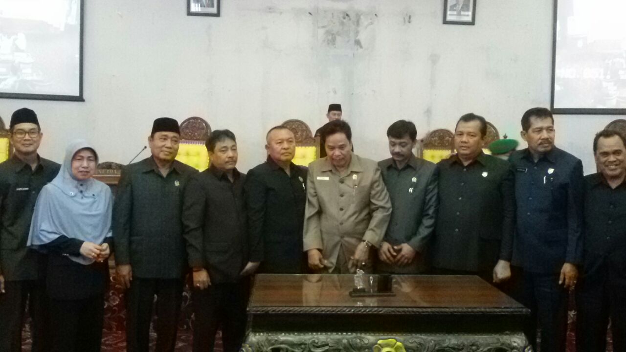 Berfoto bersama usai rapat paripurna DPRD Provinsi Bengkulu