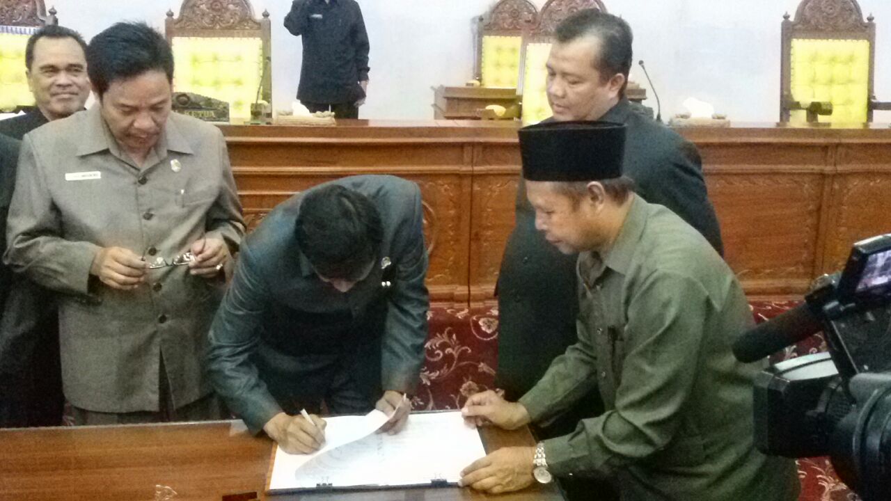 Penandatanganan pengesahan Raperda menjadi Perda