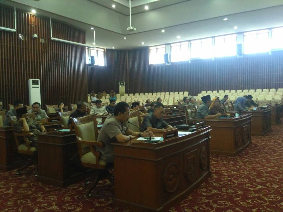 Anggota DPRD Provinsi Bengkulu mengikuti rapat paripurna