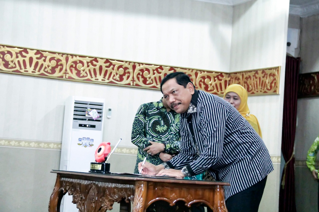 Bupati Bengkulu Utara tandatangani naskah MoU program validasi data rumah tangga miskin bekerjasama dengan kampus.