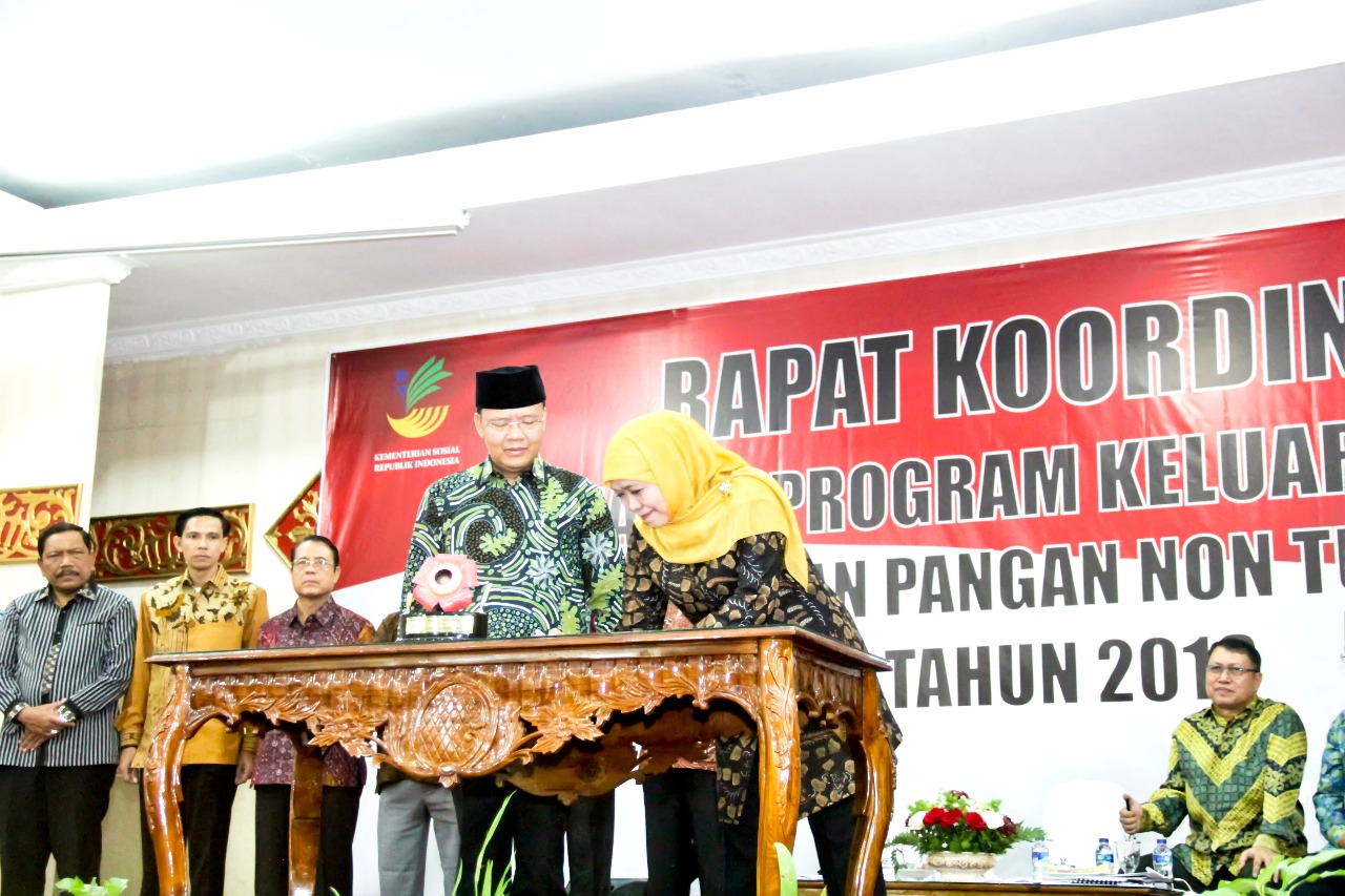 Mentri Sosial RI saat melakukan panandatanganan naskah MoU program validasi data rumah tangga miskin bekerjasama dengan kampus