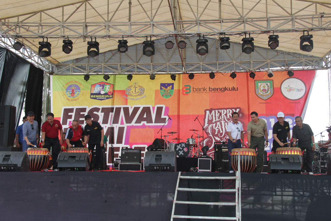 Pembukaan Festival Bumi Raflesia ditandai pemukulan Dol oleh Plt. Sekda Prov. didampingi Kadis Pariwisata Prov. Bupati Bengkulu Tengah, DPRD Prov. dll.