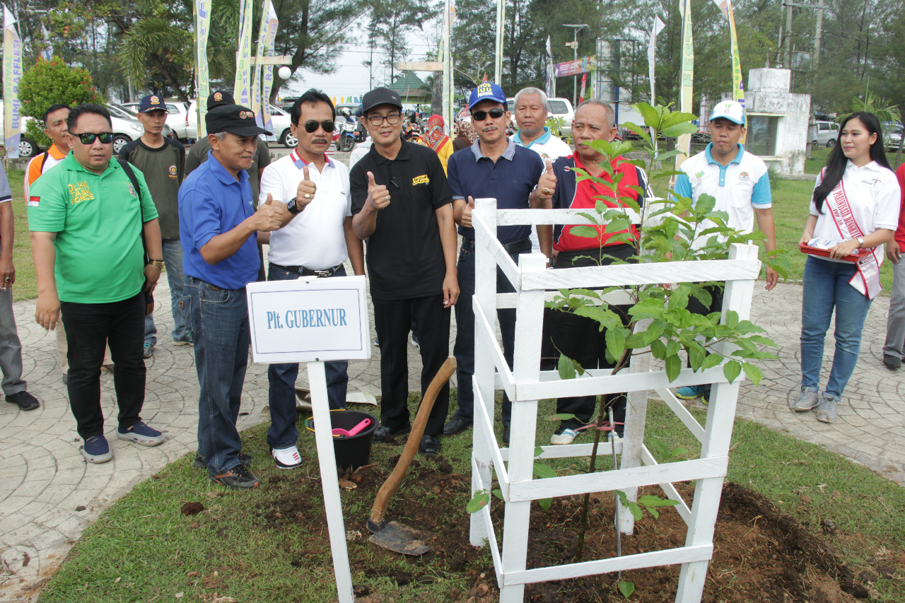Pembukaan Festival Bumi Raflesia juga digelar penanaman pohon.