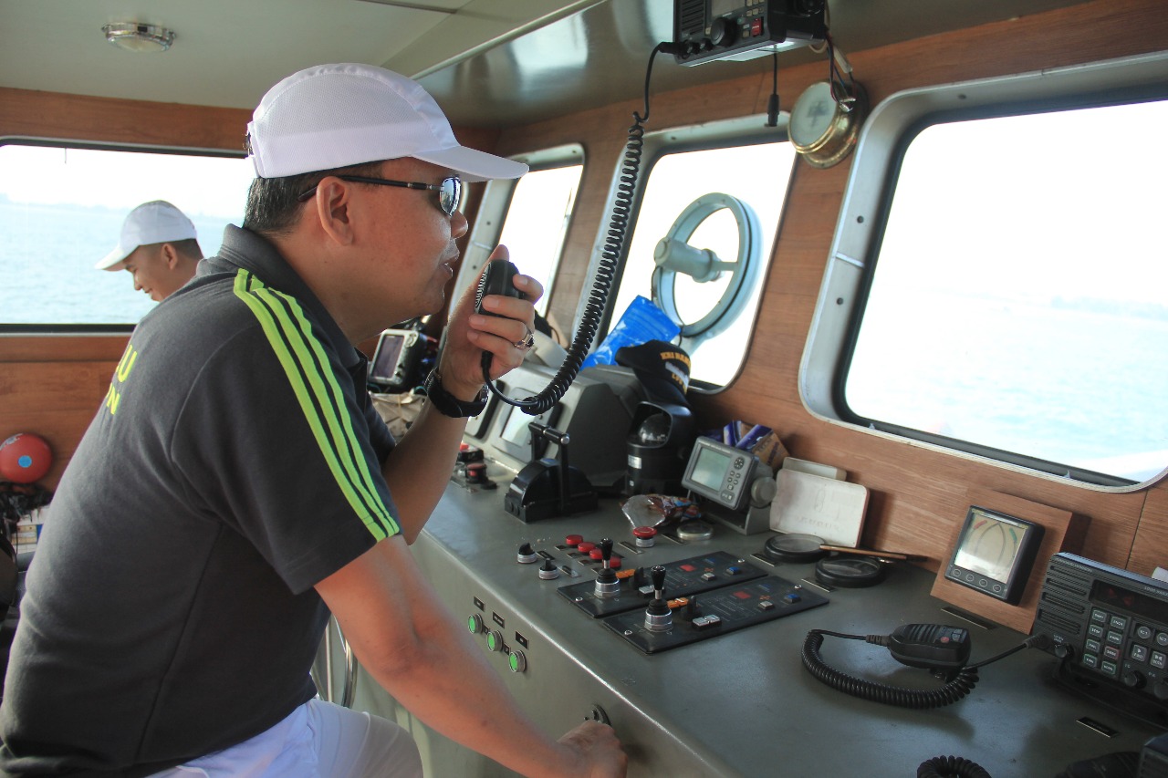 Plt. Gubernur Bengkulu Rohididn Mersyah sesaat sebelum melepas peserta Bengkulu Triathlon 2017 di sekitar perairan pantai Jakat Kota Bengkulu.