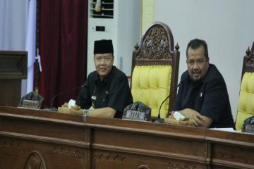 Plt Gubernur Bengkulu Rohidin Mersyah bersama Elvi Hamidi pimpinan rapat paripurna