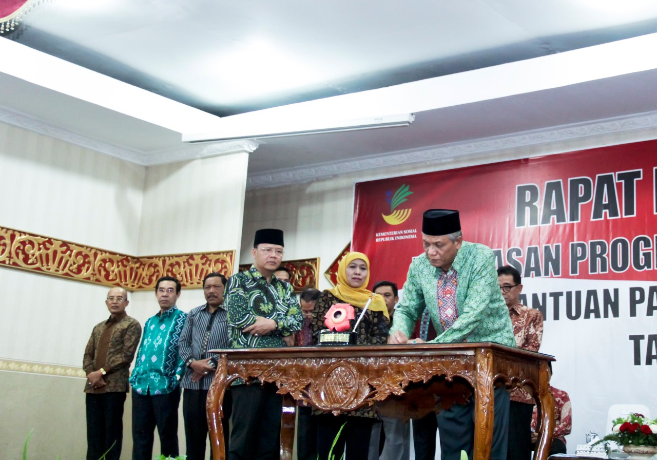 Rektor IAIN tandatangani naskah MoU program validasi data rumah tangga miskin bekerjasama dengan kampus.