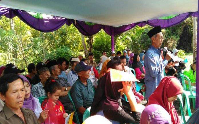 Salah satu warga Kecamatan Sungai Serut menyampaikan pertanyaan kepada Imran Hanafi, anggota Dewan Perwakilan Rakyat (DPRD) Kota Bengkulu, Dapil II