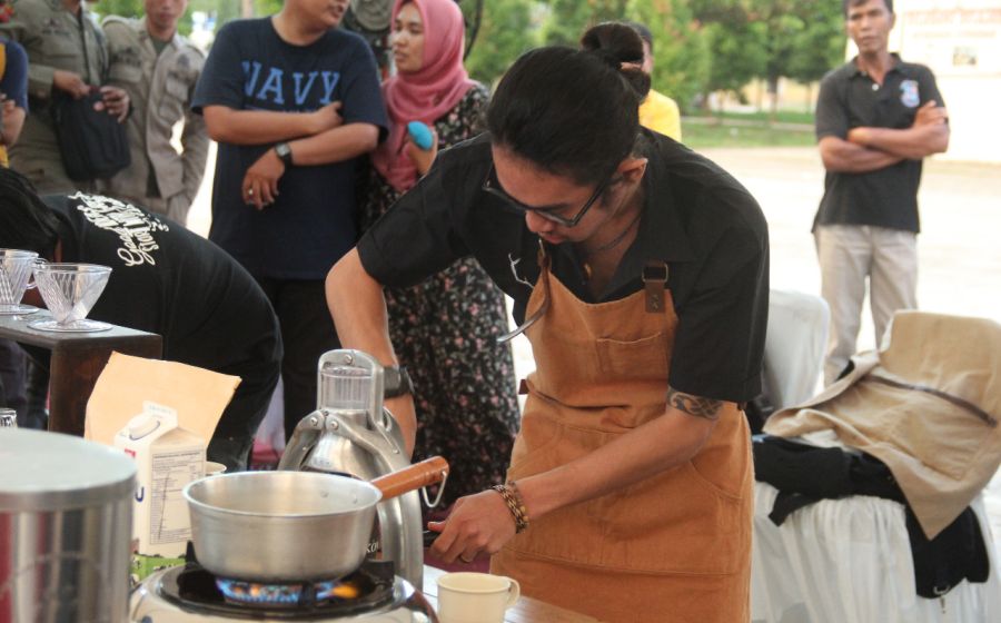 Coffee Festival-Barista sedang demonstrasi meracik kopi