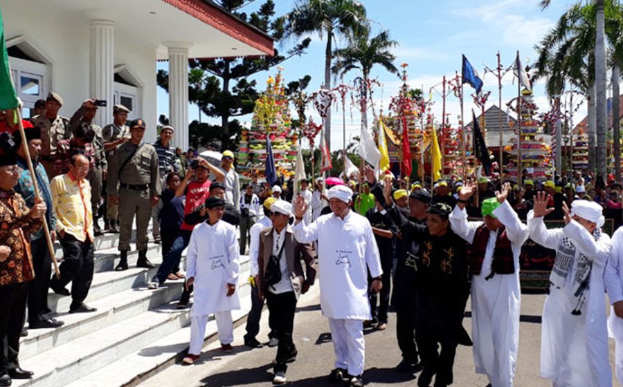 Plt Gubernur Bengkulu Rohidin Mersyah melepas para peserta iring-iringan Tabut Tebuang