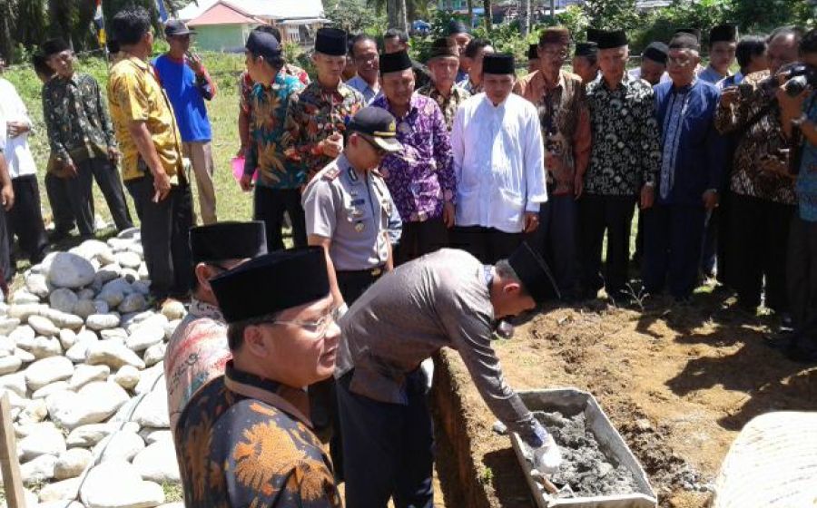 Peletakan batu pertama pembangunan masjid al-Muhajirin, Desa Pasar Pino, kec. Pino Raya, Kab. Bengkulu selatan
