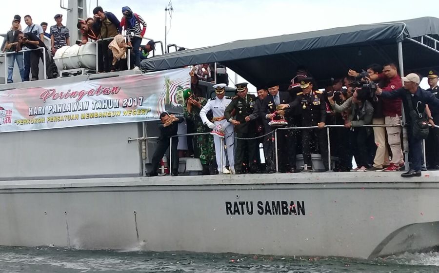 Peringatan Hari Pahlawan-Tabur Bunga di Pelabuhan Puau Baai