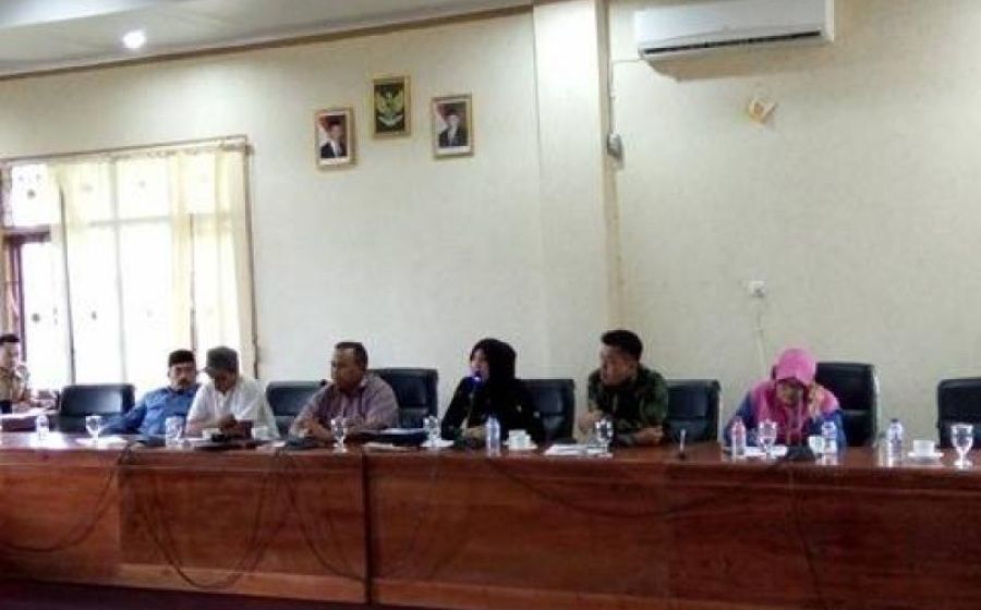 Ketua DPRD Kota Bengkulu bersama anggota dewan lainnya saat memimpin hearing dengan Organda