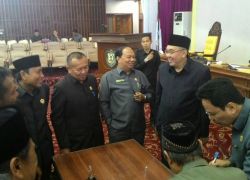 enandatangan hasil paripurna oleh unsur pimpinan DPRD Provinsi Bengkulu dan Gubernur, disaksikan ketua-ketua komisi dan fraksi