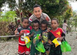 Momen Harmonis Personel Satgas Ops Damai Cartenz Bersama Masyarakat dan Anak-Anak di Mimika